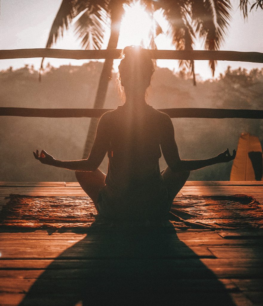 Silueta osoby ve vzpřímené meditační pozici